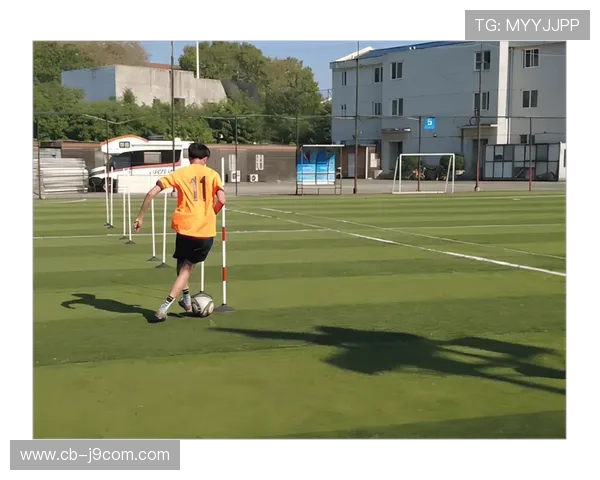 少儿足球转身过人技巧分步骤教学提升控球与实战能力全面水平训练